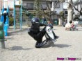 /album/zabavne-obrazky/funny-biker-on-the-playground-lustige-biker-auf-dem-spielplatz-drole-motard-sur-le-terrain-de-jeu-srandovni-motorkar-na-detskem-hristi-jpg/